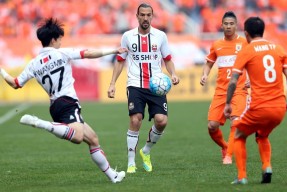 英雄联盟-里程碑夜埃因霍温远射贴柱，亚冠转会期刷纪录，目标明确，训练强度明显提升的简单介绍